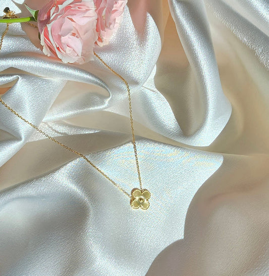 gold clover necklace van cleef Alhambra